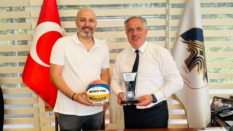 Maxwell’den Acar’a Teşekkür Plaketi