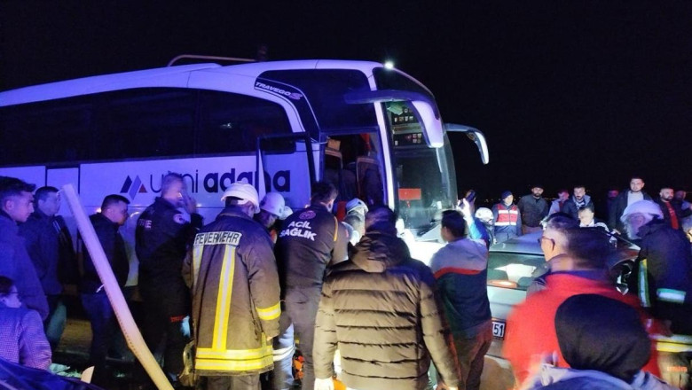 Adana'da yolcu otobüsüyle çarpışan otomobildeki karı- koca yaralandı