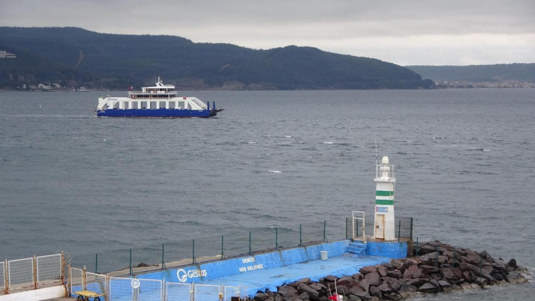 Çanakkale'de feribot seferlerine 'fırtına' engeli