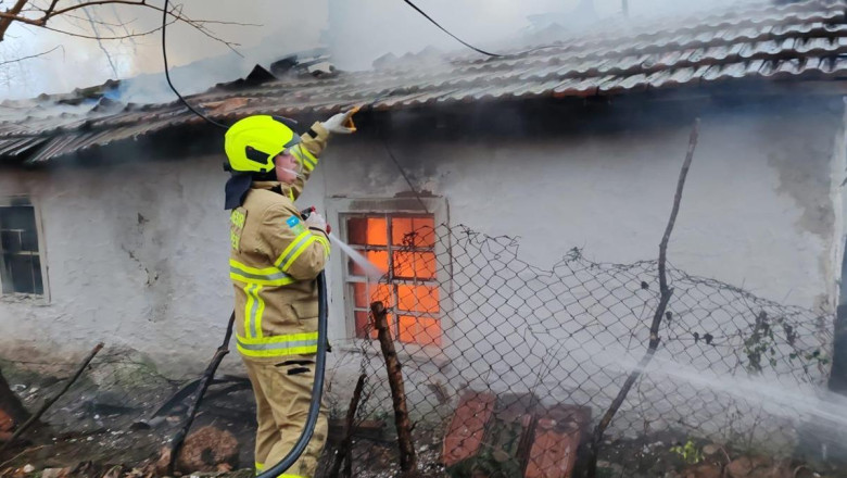 Manyas'ta çıkan yangında bir ev kullanılamaz hale geldi