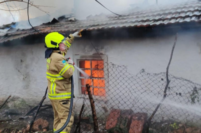 Manyas'ta çıkan yangında bir ev kullanılamaz hale geldi