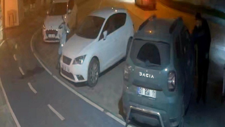 Park halindeki araçtaki cep telefonu ve para bulunan çantayı çaldı