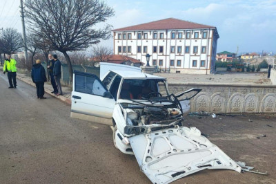 Bahçe duvarına çarpan otomobilin sürücüsü öldü; kaza anı kamerada