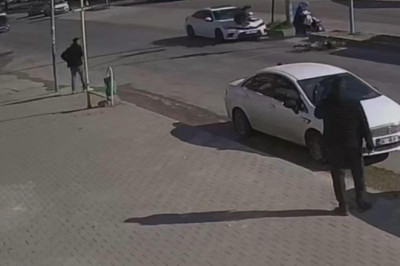 Kırmızı ışıkta geçen otomobilin çarptığı motosiklet sürücüsü yaralandı; Kaza anı kamerada