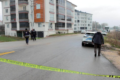 Ev sahibi, tabancayla kovalayıp kiracısını vurdu