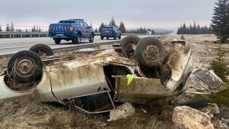 Hafif ticari araç, park halindeki otomobile çarpıştı: 4 yaralı