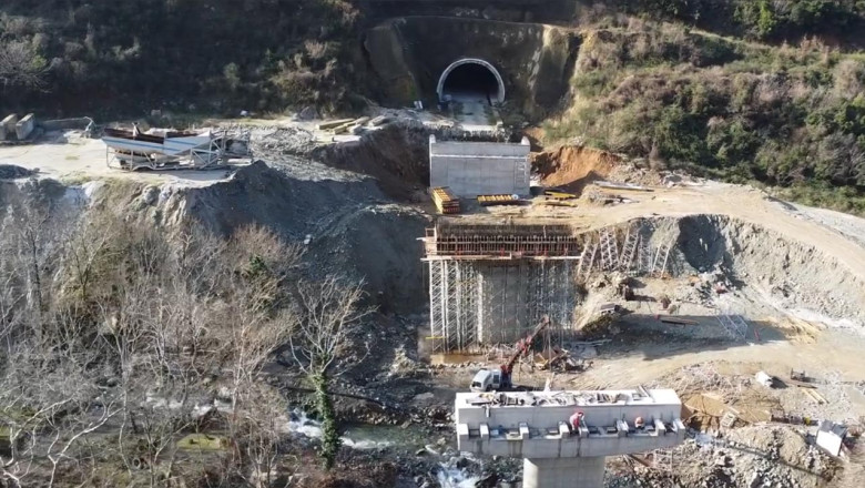 Armutlu-Esenköy Viyadüğü Yükseliyor