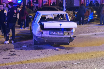 Bursa’da iki otomobil çarpıştı: 4 yaralı