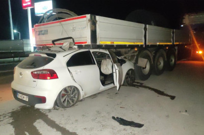 Otomobil Tırın Altına Girdi: 2 Yaralı