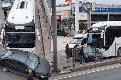 Yalova'da Servis Otobüsü Otomobille Çarpıştı
