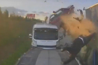 İzmir'de korkunç kaza kamerada: 1 ölü, 1 ağır yaralı