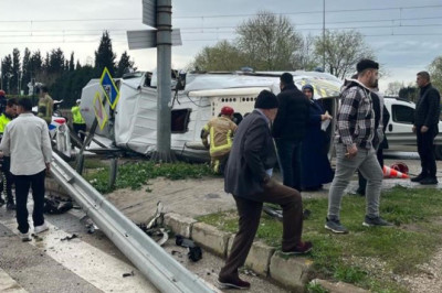 Servis Aracı Refüje Daldı, Aynı Aileden 1 Bebek Öldü, 5 Kişi Yaralandı