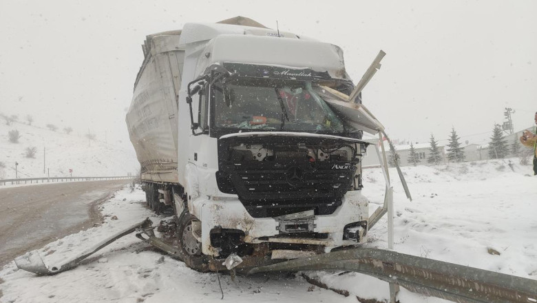 Karda kayan TIR şantiye ofisine çarptı; 1 yaralı