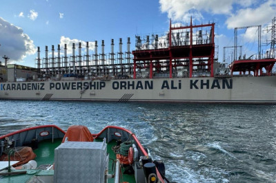 Yalova'da Enerji Gemisi Demir Sahasında Karaya Oturdu