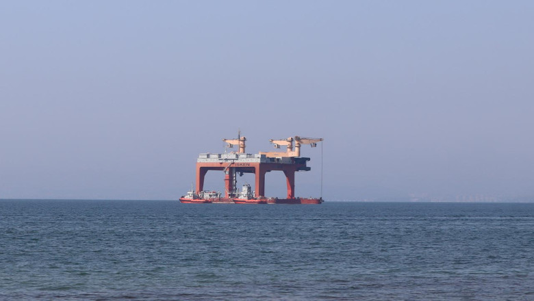 Çiftlikköy Sahilinde Yüzen Aktarma Terminali Merak Uyandırıyor