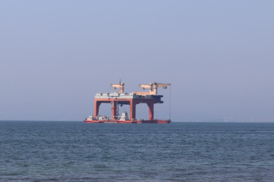 Çiftlikköy Sahilinde Yüzen Aktarma Terminali Merak Uyandırıyor