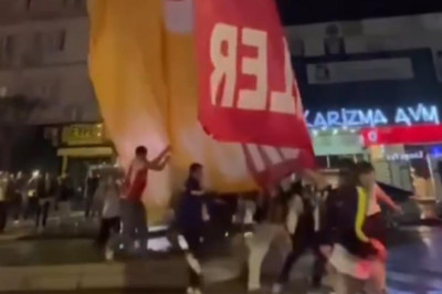 Yalova'da Fenerbahçe Taraftarlarından Galatasaray Bayraklarına Saldırı