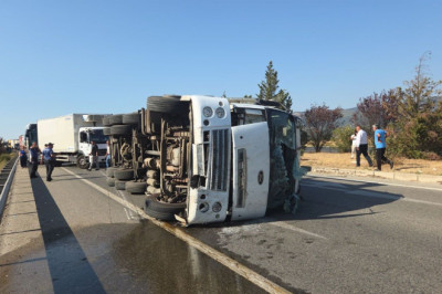 Plastik Hammadde Yüklü Kamyon Devrildi