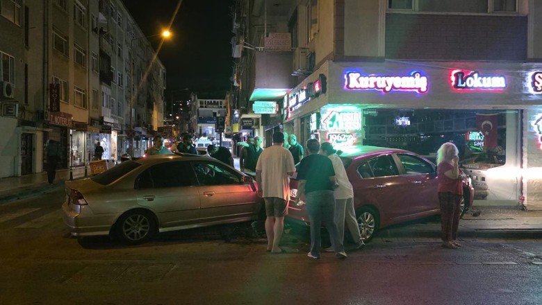 Yalova'da Çarpışan İki Otomobil Kuruyemiş Dükkanına Girdi