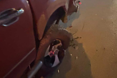 Otomobil, Park Halindeki Araca Çarptı: Yaya Geçidinden Geçerken Ölümden Döndüler!