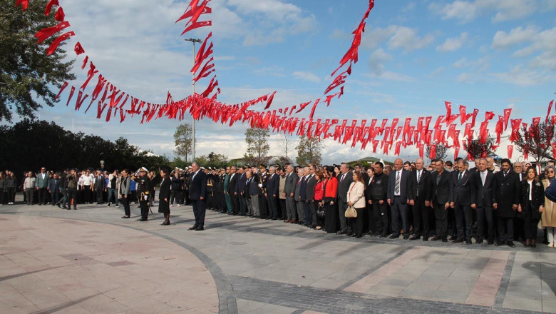 Atamızın Anıtına Çelenk Bıraktık