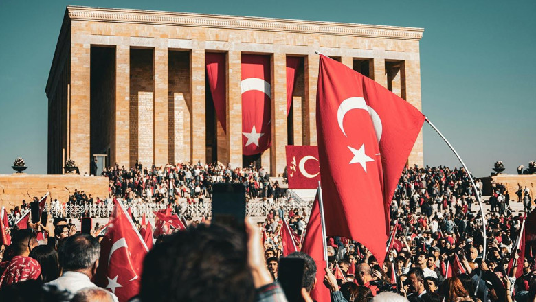 Biz Buradayız Atam, Cumhuriyet Senin Çocuklarınla Dimdik Ayakta!