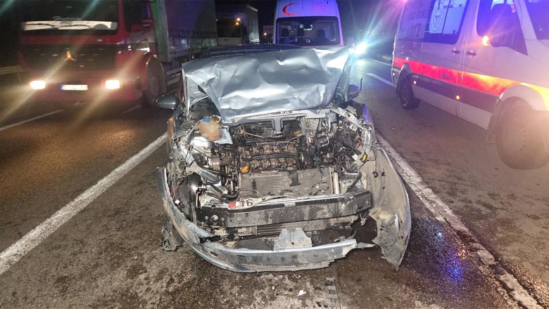 Kırmızı ışıkta duran otomobile arkadan çarptı: 1'i çocuk 5 yaralı