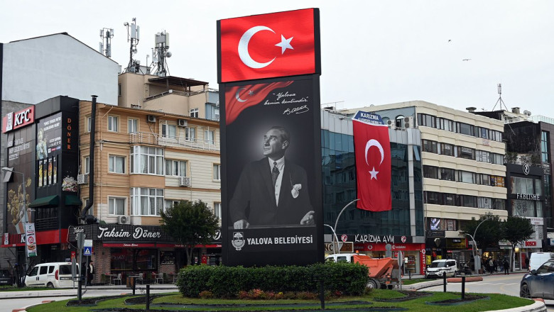 Yalova Belediyesi Bayrağına Sahip Çıkıyor