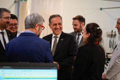 VALİ USTA’DAN HASTALARA ZİYARET