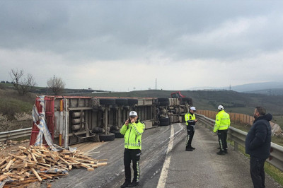 Yalova Süpürgelik Mevkinde Tır Devrildi