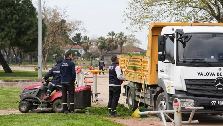 YALOVA’DA TEMİZLİK VE BAKIM SEFERBERLİĞİ SÜRÜYOR