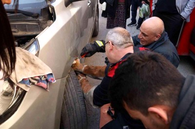 Otomobilin motor kısmına sıkışan kediyi itfaiye kurtardı