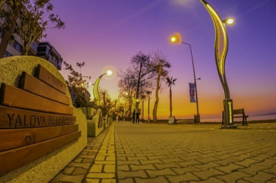 GAZİPAŞA CADDESİ’NDE BANKLAR YENİLENDİ