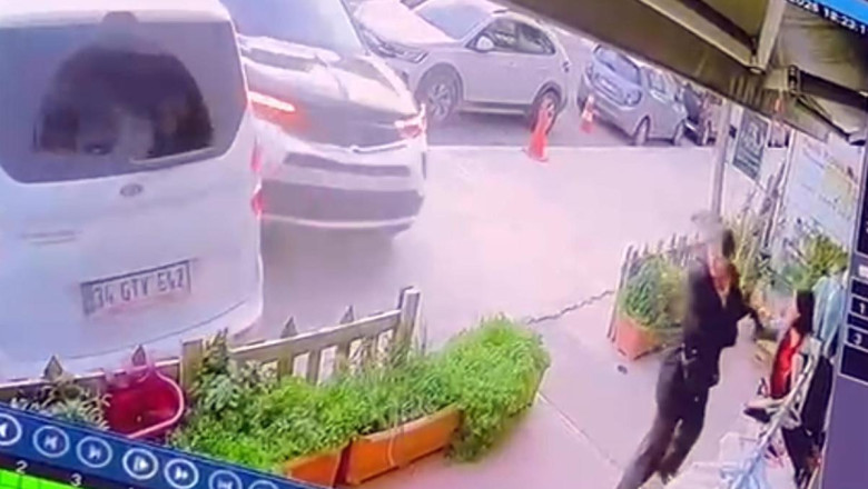 İş yerine giren otomobilin çarpmasından son kurtuldular; o anlar kamerada