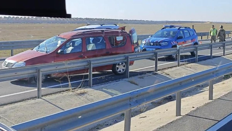 Nusaybin’de, lastiği patlayıp bariyerlere çarpan otomobilin sürücüsü yaralandı