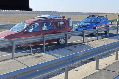 Nusaybin’de, lastiği patlayıp bariyerlere çarpan otomobilin sürücüsü yaralandı