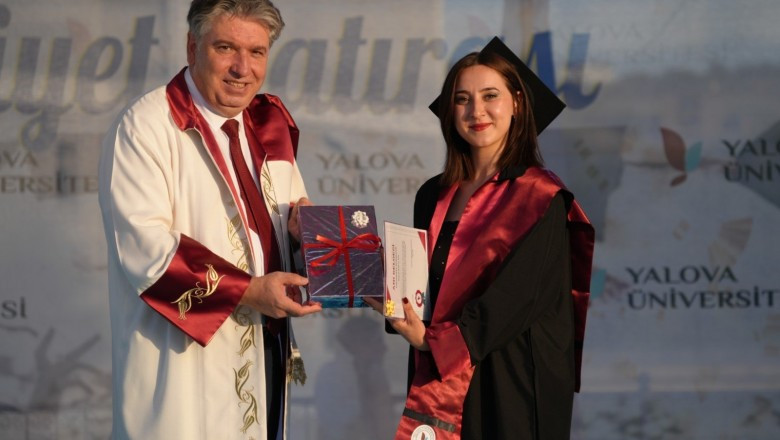 ÜNİVERSİTEDE MEZUNİYET TÖRENİ YAPILDI