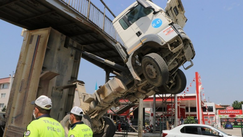 YALOVA'DA DAMPERİ AÇIK KALAN KAMYON ÜST GEÇİTE ÇARPTI