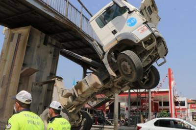 YALOVA'DA DAMPERİ AÇIK KALAN KAMYON ÜST GEÇİTE ÇARPTI