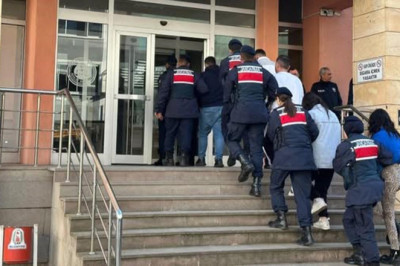 Yaşlı Kadını Dolandırmaya Çalışan 5 Şüpheli Tutuklandı