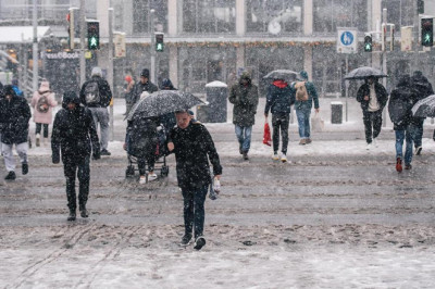 Avrupa kar altında! Hava buz kesti, şiddetli kar sonrası 'sarı alarm' verildi!
