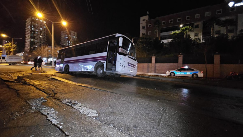 Özel halk otobüsü, su borusunun patlamasıyla oluşan göçüğe düştü