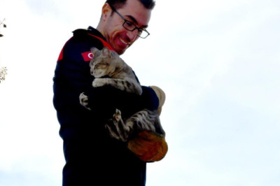 Zonguldak'ta ağaçta mahsur kalan kediyi itfaiye kurtardı