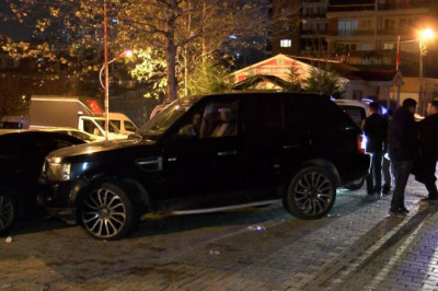 Esenyurt'ta, seyir halindeki cip çapraz ateşe tutuldu