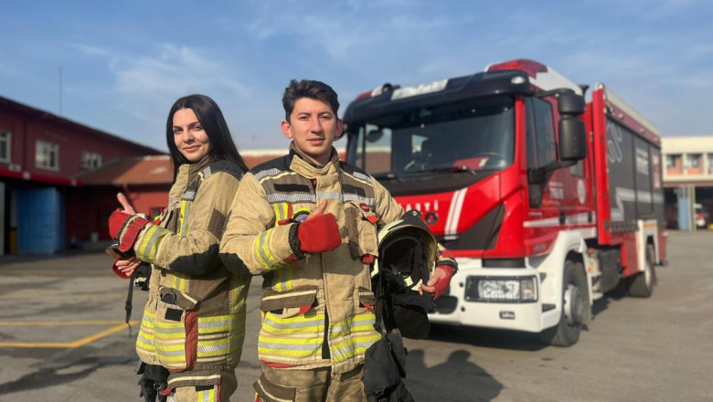 İtfaiyeci çift omuz omuza çalışıyor