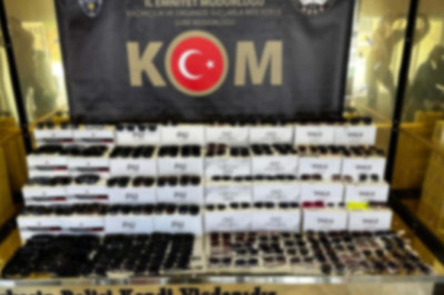 Kocaeli'de durdurulan TIR'da 170 bin adet gümrük kaçağı güneş gözlüğü ele geçirildi