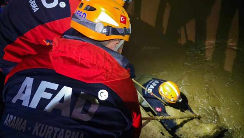 Fabrikanın çamur havuzuna düşen köpek kurtarıldı