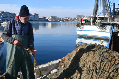 Marmara'da artan müsilaj balıkçıları vurdu! Avlanamıyorlar