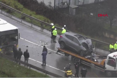 İETT otobüsüyle otomobil kafa kafaya çarpıştı… 1 kişi hayatını kaybetti, 4 kişi yaralandı