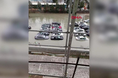 Sıfır araçlar otoparkta su içinde kaldı